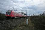 50 80 80-35 304-0 an der Spitze eines von 146 113-6 geschobenen RE's von Basel ber Freiburg (Breisgau) Hbf nach Offenburg am 14.02.14 sdlich von Mllheim (baden).