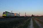 485 017-8 mit der RoLa (DGS) 43631 von Freiburg (Breisgau) Gbf nach Novara am Abend des 24.02.14 bei Hgelheim.