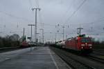 185 020-5 mit dem 44281 von Mulhouse-Ville ber Freiburg (Breisgau) Gbf nach Offenburg am Nachmittag des 28.02.14 bei der Einfahrt in Mllheim (Baden).