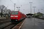 146 109-4 mit einer RB von Neuenburg (Baden) nach Offenburg am verregneten 28.02.14 beim Halt in Mllheim (Baden).