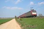 185 602-0 mit einem KLV-Zug in Richtung Schweiz am Nachmittag des 13.04.14 südlich von Hügelheim.