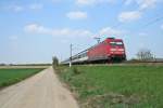 101 028-9 mit dem EC 9 von Hamburg-Altona nach Zrich HB am Nachmittag des 13.04.14 bei Hgelheim.