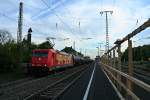 185 586-5 mit einem Kesselzug aus Basel auf dem Weg in den Norden am Abend des 17.04.14 in Müllheim (Baden).