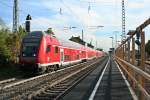 50 80 86-61 048-0 an der Spitze eines REs von Schliengen nach Offenburg am Nachmittag des 17.04.14 beim Verlassen des Bahnhofs Müllheim (Baden).