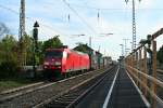 145 020-4 mit einem KLV-Zug, welchen sie in Basel Rbf/Weil am Rhein Rbf übernommen hat, am Nachmittag des 17.04.14 im Bahnhof Müllheim (Baden) auf dem Weg in Richtung Norden.