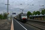 ES 64 F4-282 mit einem gemischten KLV-Zug auf dem Weg nach Italien am Mittag des 18.04.14 im Bahnhof Mllheim (Baden).