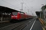 146 114-4 mit einem RE nach Schliengen am Morgen des 18.04.14 beim Halt im Bahnhof Mllheim (Baden).