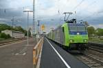 485 015-2 und 485 008-7 mit der stark verspteten RoLa (DGS) 43621 von Freiburg (Breisgau) Gbf nach Novara am Nachmittag des 25.04.14 in Mllheim (Baden).