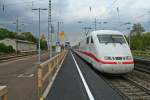 401 072-4 als ICE 371 von Berlin Ostbahnhof nach Interlaken Ost am frhen Abend des 25.04.14 bei der Einfahrt des Bahnhof Mllheim (Baden).