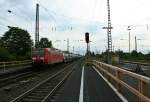 145 072-5 mit dem 48654 von Alessandira nach Offenburg Gbf (und danach weiter nach Lahr (Schwarzwald)) am Nachmittag des 25.04.14 im Bahnhof Mllheim (Baden).