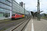 185 048-6 mit einem KLV-Zug auf dem Weg gen Norden am 03.05.14 in Freiburg (Breisgau) Hbf.