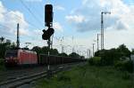 185 095-7 mit einem Tonerdezug in Richtung Limburg (Lahn) am Nachmittag des 14.05.14 in Mllheim (Baden).