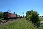 185 595-6 mit einem Containerzug in Richtung Norden am Nachmittag des 23.05.14 westlich von Hgelheim.