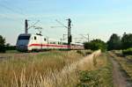 401 588-9 als ICE 3 von Karlsruhe nach Zrich HB am Morgen des 03.07.14 westlich des kleinen Weinortes Hgelheim.