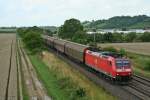 185 136-9 mit einem gemsichten Gterzug aus Mannheim Rbf nach Basel SBB Rbf am Nachmittag des 11.07.14 nrdlich von Hgelheim.