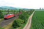 185 135-5 mit einem gemischten Gterzug von Basel SBB Rbf nach Mannheim Rbf am Nachmittag des 11.07.14 westlich von Hgelheim.