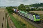 485 017-8 mit der RoLa (DGS) 43627 von Freiburg (Breisgau) Gbf nach Novara am frhen Abend des 11.07.14 nrdlich von Hgelheim.