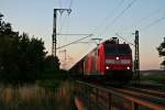 185 136-9 mit einem gemischten Gterzug von Mannheim Rbf in Richtung Chiasso am Abend des 16.07.14 in Mllheim (Baden).