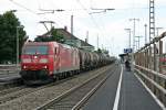 185 142-7 mit einem Kesselzug aus der Schweiz in Richtung Norden am Nachmittag des 23.07.14 in Mllheim (Baden).