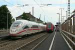 403 017-7 und 406 003-4 als ICE 504/104 von Basel SBB nach Köln Hbf/Amsterdam Centraal am Nachmittag des 23.07.14 beim Halt in Müllheim (Baden).