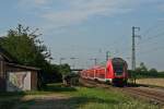 50 80 86-35 064-4 an der Spitze eines RE's von Schliengen nach Freiburg (Breisgau) Hbf am Morgen des 01.08.14 bei der Einfahrt in Auggen.