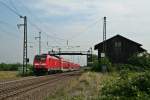 146 232-4 mit einem RE von Offenburg nach Schliengen am Morgen des 01.08.14 beim Verlassen des Haltepunktes Auggen.