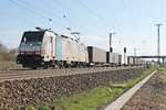 Ausfahrt am 28.03.2017 von Rpool/BLSC 186 107 mit ihrem langen Containerzug aus dem Überholgleis von Müllheim (Baden) in Richtung Norden.