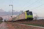 Am Abend des 28.03.2017 fuhr Re 485 017-8 mit einer RoLa (Freiburg (Brsg) Rbf - Novara Boschetto) nördlich von Müllheim (Baden) über die KBS 703 durchs Markgräflerland in Richtung Basel.