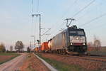 Mit einem Containerzug aus Belgien/Aachen West war am 29.03.2017 die MRCE/SBBCI 185 571-7 nördlich von Müllheim (Baden) auf der KBS 703 unterwegs durchs Markgräflerland in Richtung