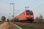 Mit einem gemischten Güterzug (Mannheim Rbf - Chiasso) fuhr am 04.04.2017 die 185 107-0 nördlich von Müllheim (Baden) in Richtung Schweiz.