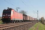 Mit einem gemischten Güterzug (Chiasso - Mannheim Rbf) fuhr am 07.04.2017 die 185 095-7 bei Hügelheim durchs Rheintal in Richtung Freiburg (Breisgau).