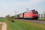 Am Mittag des 11.04.2017 bespannte die 185 102-1 einen gemischten Güterzug (Chiasso - Mannheim Rbf), als sie nördlich von Müllheim (Baden) bei Hügelheim durchs Rheintal in Richtung