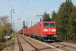 Mit einem gemischten Güterzug aus Mannheim Rbf fuhr am 11.04.2017 die 185 144-3 durch den Heitersheimer Bahnhof in Richtung Schweizer Grenze.