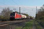 Mit einem gemischten Güterzug (Mannheim Rbf - Chiasso) fuhr am 13.04.2017 die 185 122-9 durch Heitersheim in Richtung Schweizer Grenze.