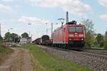 Mit einem gemischten Güterzug (Chiasso - Mannheim Rbf) fuhr 185 097-3 am Vormittag des 13.04.2017 durch den Bahnhof von Heitersheim in Richtung Freiburg (Breisgau).