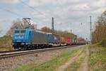 Am Mittag des 13.04.2017 fuhr ATLU/RTX 185 510-5 mit einem bunten KLV, den sie seit Aachen West bespannte, durch den Bahnhof von Heitersheim in Richtung Basel.