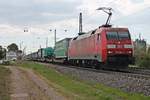 Am Mittag des 13.04.2017 bespannte 152 042-8 en  Lannutti -KLV (Torino Orbassano - Charleroi Dry Port), den sie seit dem Rangierbahnhof von Muttenz führte, als sie in Heitersheim durchs Rheintal