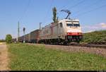 Containerzug mit 186 905-6 der Crossrail AG durchfährt den Haltepunkt Auggen auf der Bahnstrecke Mannheim–Basel (Rheintalbahn | KBS 703) Richtung Basel (CH).