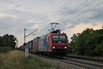 Mit einem gemischten  arcese/LKW Walter -KLV fuhr am Abend des 21.07.17 die Re 482 000-7  Köln  südlich von Buggingen durchs Markgräflerland in Richtung Basel.