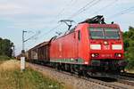 Am Nachmittag des 22.07.2017 fuhr 185 117-9 mit einem gemischten Güterzug (Mannheim Rbf - Chiasso Smistamento) bei Buggingen in Richtung Süden.