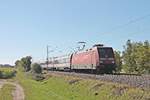 Mit dem EC 8 (Zürich HB - Hamburg Altona) fuhr am Mittag des 13.10.2017 die 101 066-9 bei Hügelheim durchs Rheintal in Richtung Buggingen.