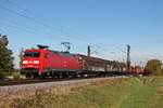 Mit einem gemischten Güterzug (Mannheim Rbf - Basel Bad Rbf) fuhr am 13.10.2017 die 152 093-1 bei Hügelheim durchs Markgräflerland in Richtung Müllheim (Baden).