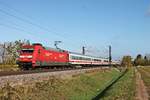 Am Morgen des 30.10.2017 fuhr 101 015-6 mit dem EC 207 (Frankfurt (Main) Hbf - Zürich HB) bei Hügelheim über die KBS 703 in Richtung Basel.