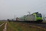 Mit einer RoLa (Novara Boschetto - Freiburg (Brsg) Rbf) fuhr am Morgen des 20.12.2017 die Re 485 010-3 nördlich von Müllheim (Baden) bei Hügelheim durchs Rheintal in Richtung