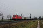 Bei trüben Winterwetter fuhr am Morgen des 20.12.2017 die 185 233-4 mit einem Containerzug, welcher mit Zucker für Italien beladen war, bei Hügelheim über die KBS 703 in Richtung