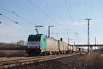 Mit einem Containerzug nach Belgien fuhr am 14.03.2018 die ATLU/RTX E 186 206 bei Müllheim (Baden) durch die dortigen Überholgleis in Richtung Freiburg (Breisgau).