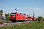 Nachschuss auf 146 215-9, als sie am 29.04.2018 ihren RE (Basel Bad Bf - Offenburg) auf Höhe von Hügelheim bei strahlenden Sonnenschein in Richtung Buggingen schob.
