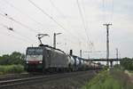 Mit einem Containerzug nach Rotterdam fuhr am Nachmittag des 03.05.2018 die MRCE/SBBCI ES 64 F4-109 (189 109-2) nördlich von Müllheim (Baden) durchs Rheintal in Richtung Buggingen.