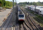 186 251-5 fährt jetzt für Crossrail kommt mit einem Kesselzug aus Süden nach Norden und fährt durch den Güterbahnhof von Freiburg im Breisgau in Richtung Norden. Aufgenommen von der Brücke an der Kaiserstuhlstraße in Freiburg im Breisgau. 
Bei Sommerwetter am Nachmittag vom 2.8.2019.