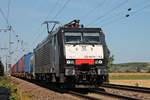 Am 12.09.2018 bespannte MRCE/SBBCI ES 64 F4-111 (189 111-8) einen langen Containerzug nach Italien, als sie zwischen Hügelheim und Müllheim (Baden) durch sRheintal in Richtung Schweizer